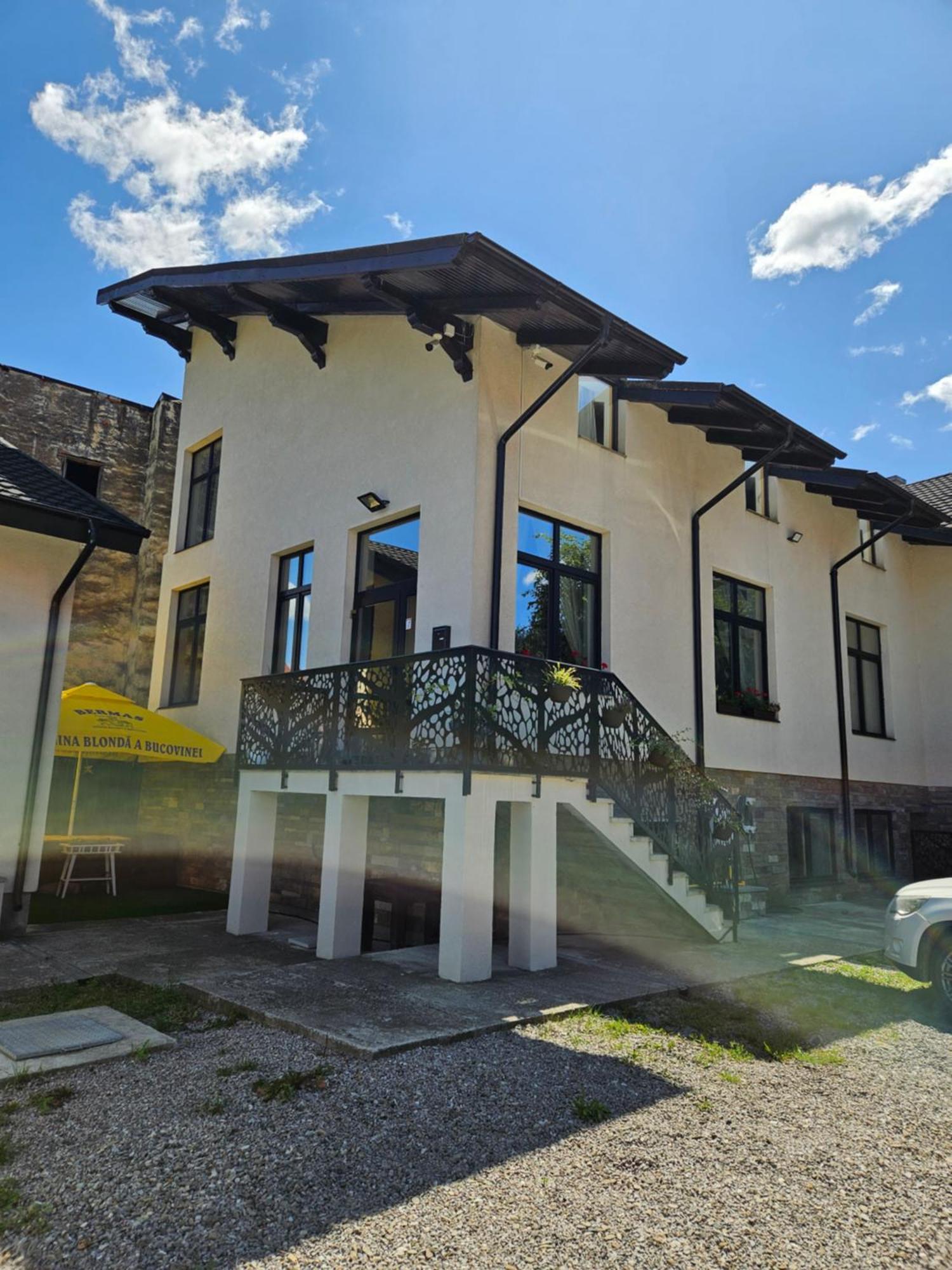 In Longfield Town Bed & Breakfast Câmpulung Moldovenesc Exterior foto